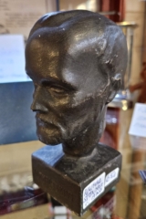 Aleksis Kivi pronssipatsas. Signeerattu Hjalmar Stenholm v. 1927